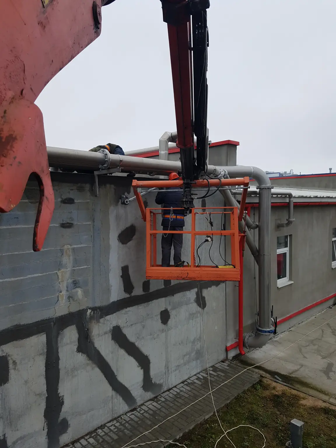 Аренда манипулятора с люлькой Гродно — высотные работы на фасаде