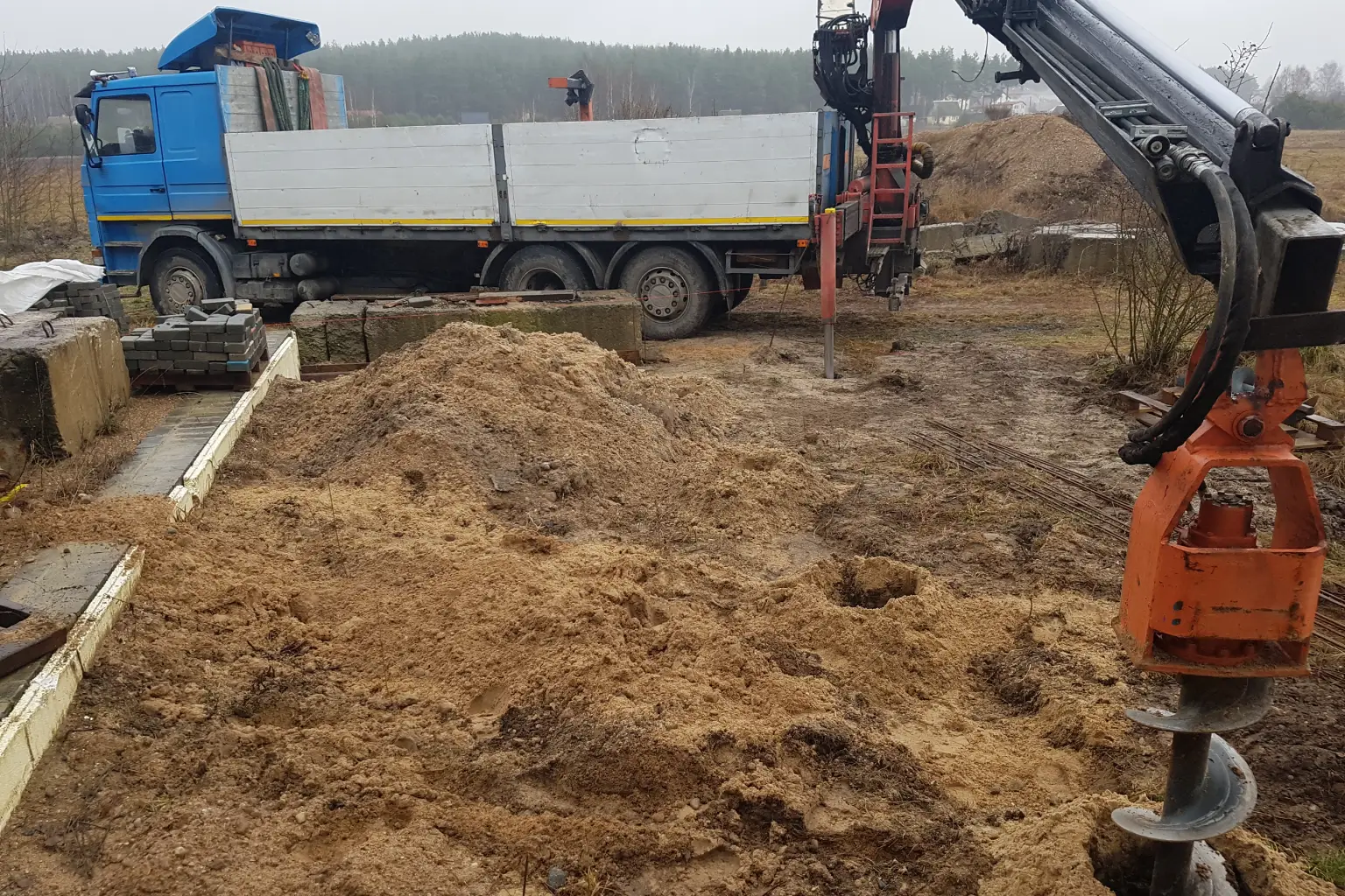 Бурение отверстий под сваи гидробуром на базе манипулятора в Гродно