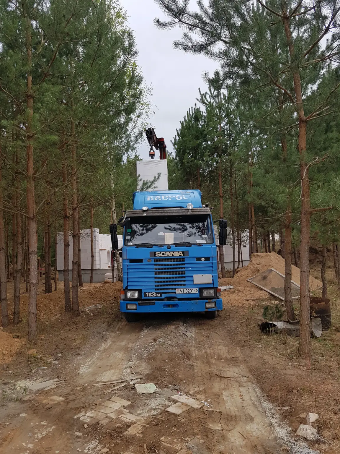 Проезд манипулятора Scania по узкой лесной дороге на объект в Гродно
