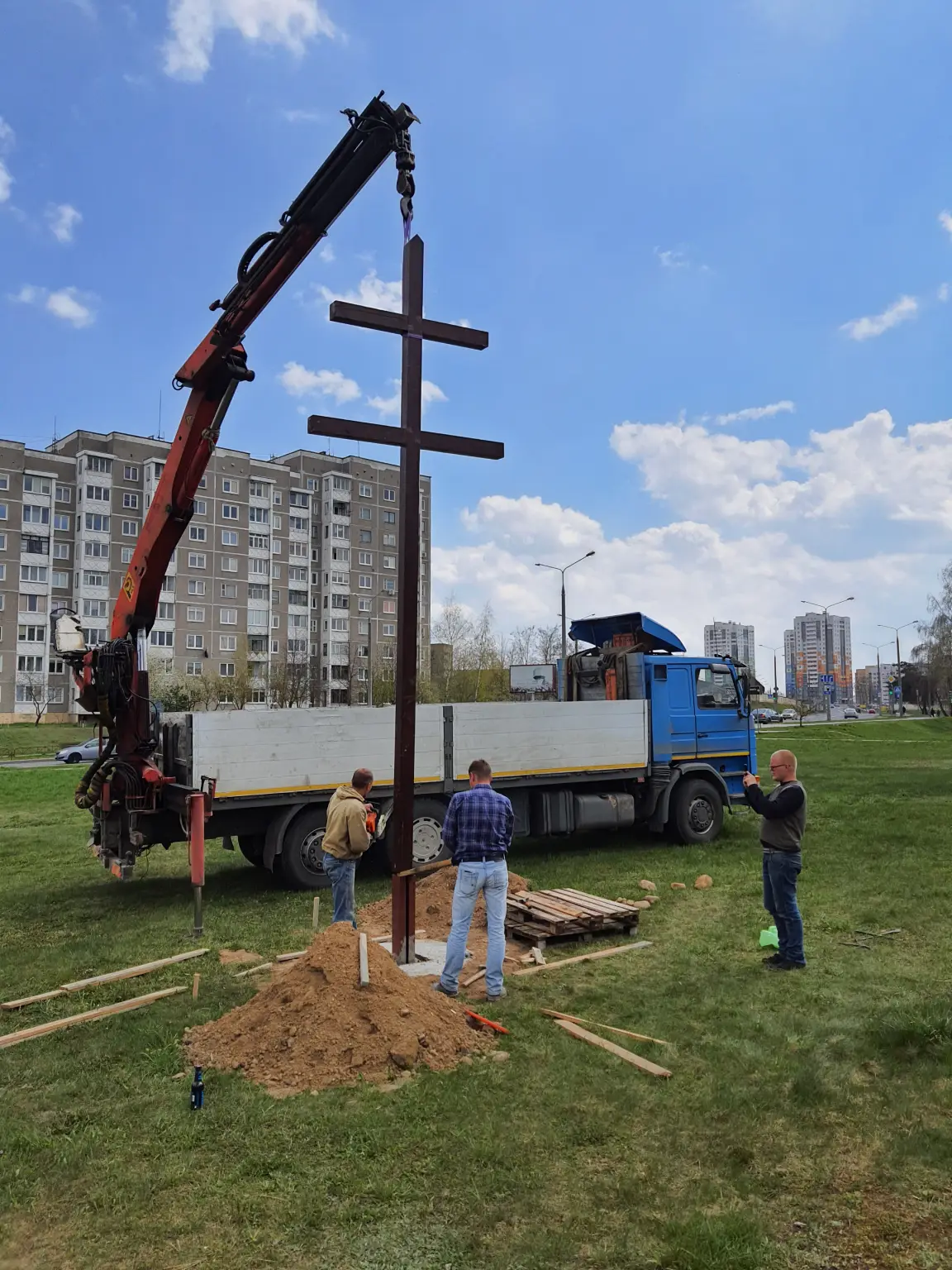 Установка и вертикальный монтаж поклонного креста манипулятором в Гродно