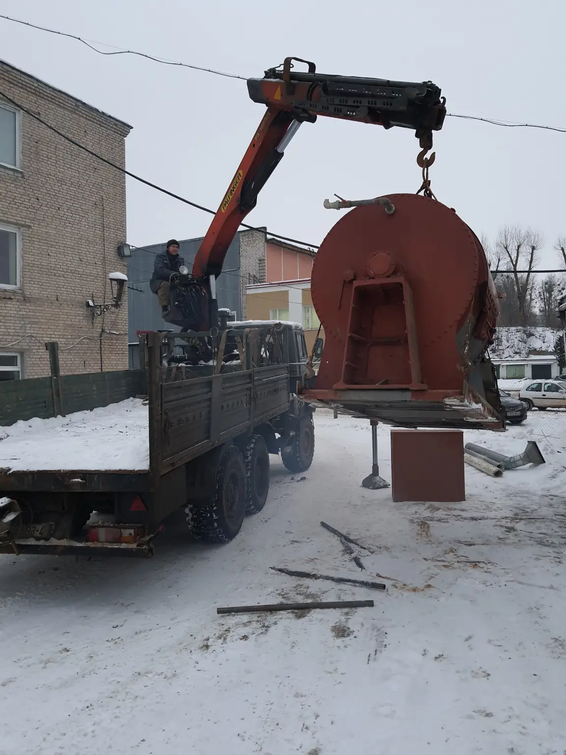Погрузка тяжелого промышленного агрегата манипулятором в Гродно