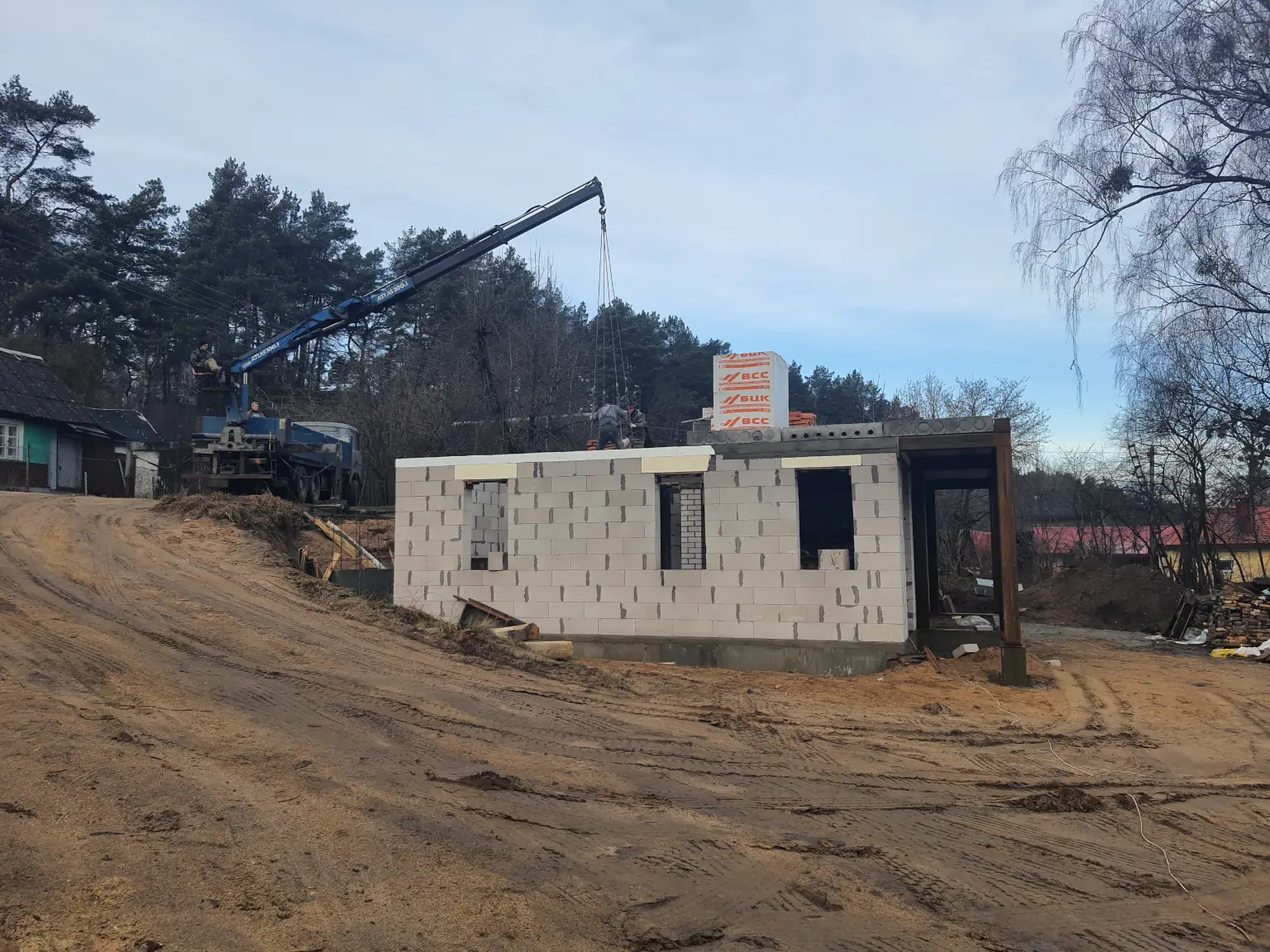 Подача газосиликатных блоков манипулятором на второй этаж дома в Гродно