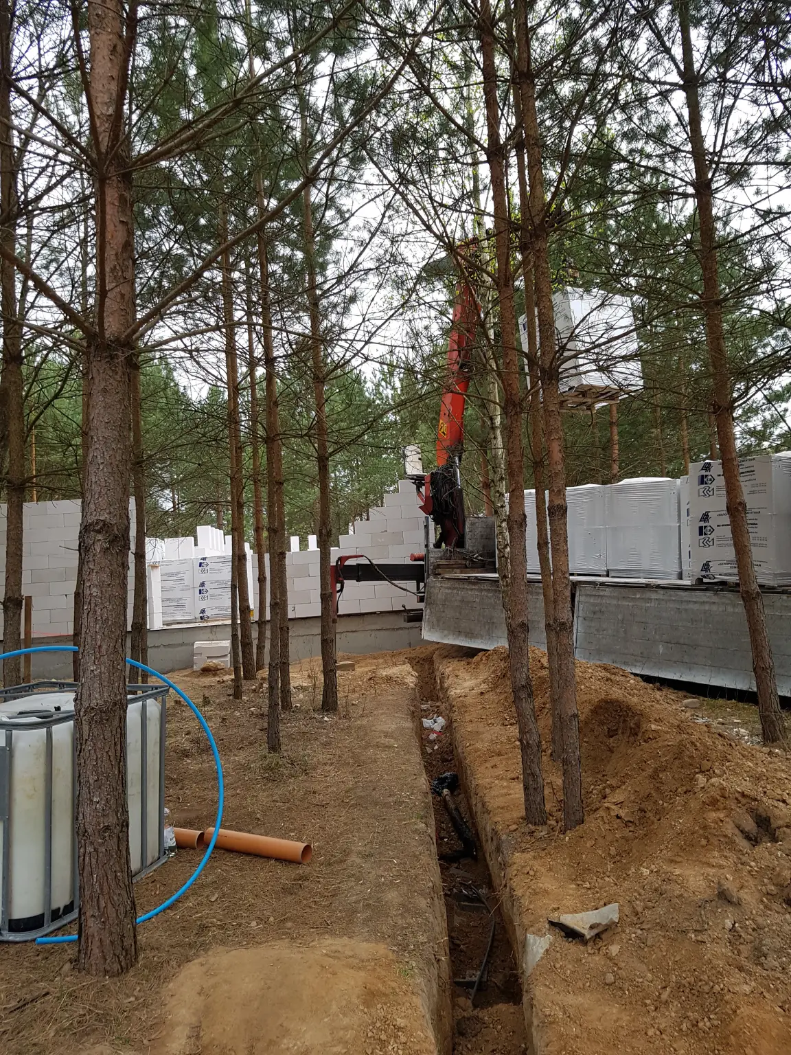 Выгрузка газосиликатных блоков манипулятором через деревья в Гродно